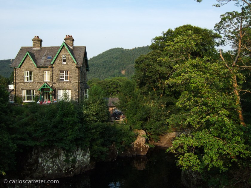 Me pongo de parte de Gales, y dedico la foto de la entrada a los bellos paisajes de Snowdonia, en el norte del país, en Betws-y-Coed.