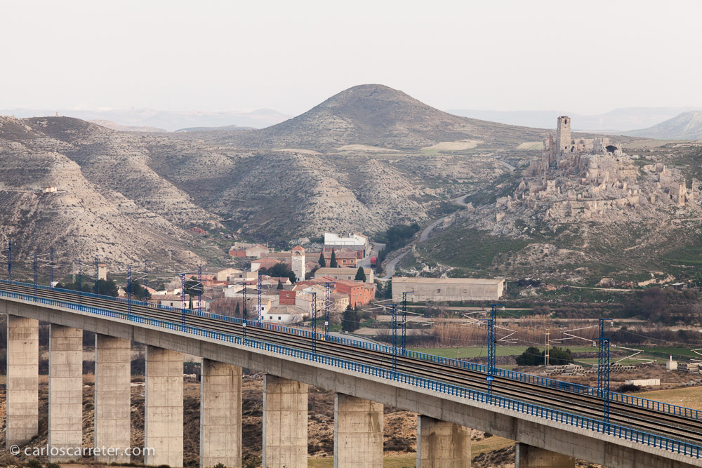 Quizá los elementos más característicos del paisaje son el viaducto del AVE, y el pueblo viejo abandonado. Pero no son los únicos.