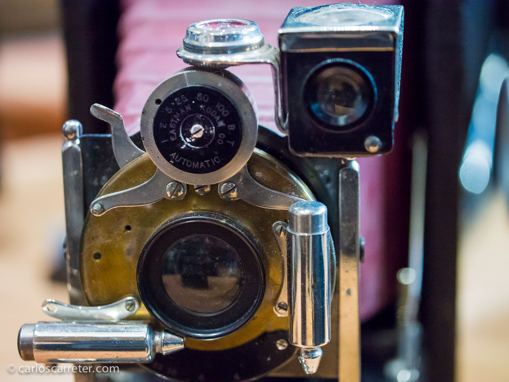 Hoy os dejo con una bella imagen de las bellas cámaras de antaño; en la feria de antigüedades de Zaragoza.