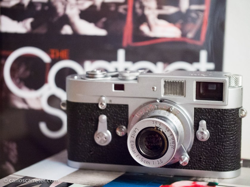 Horas más tarde, ya en casa, monto un objetivo sobre mi nueva Leica, para poder presentarla en sociedad.