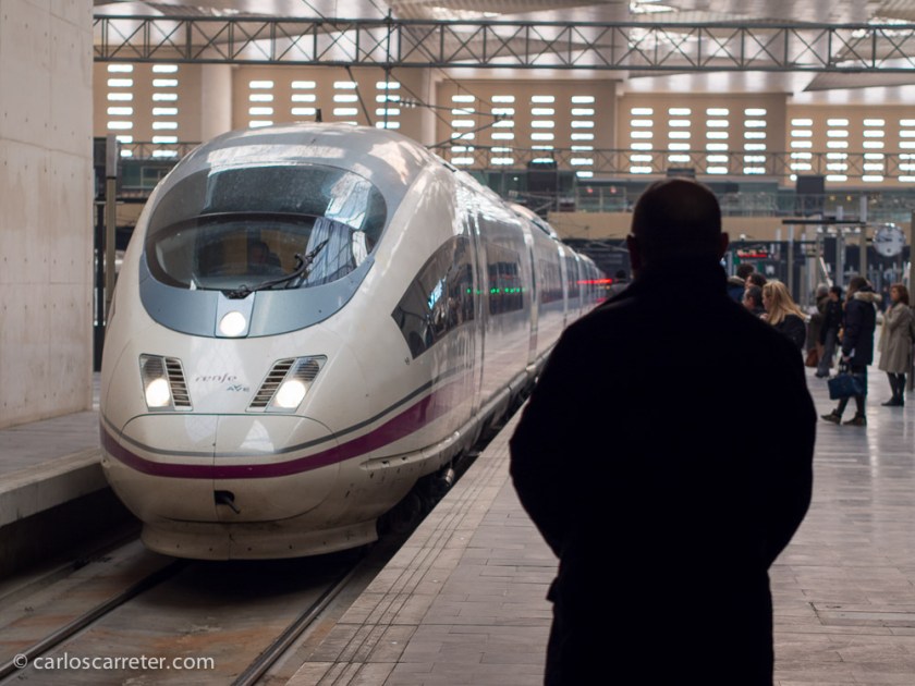 A punto de coger el AVE en Zaragoza-Delicias, que estaba muy animado. Y venía en doble composición. Dicen que la nueva política de precios de Renfe ha aumentado la demanda de billetes.