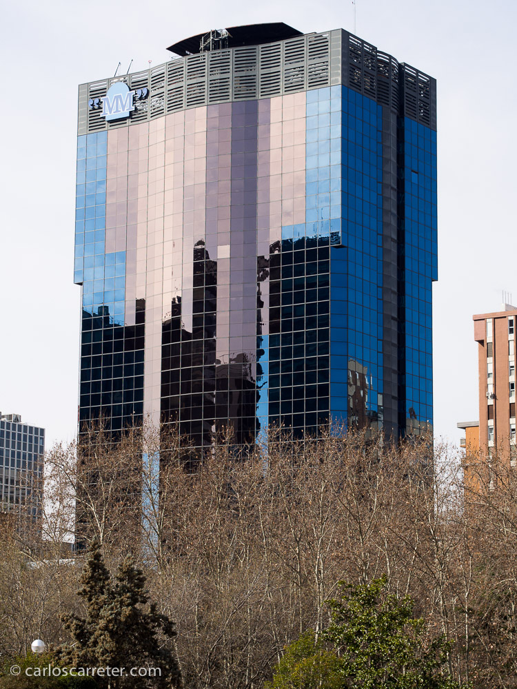 La sala de exposiciones de Azca está rodeada de los vistosos rascacielos que pueblan el lugar, al norte de Nuevos Ministerios.