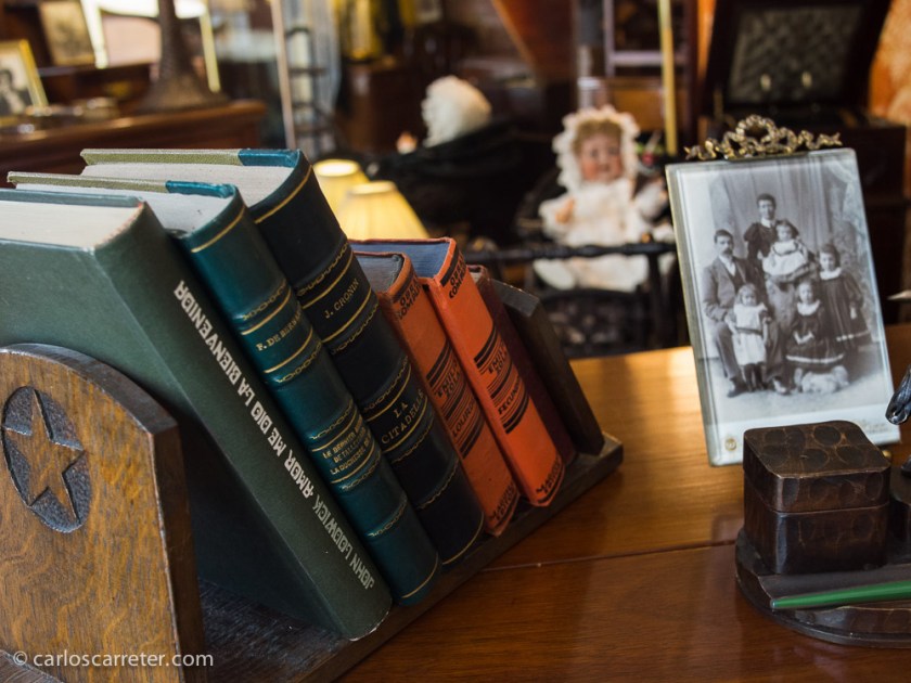 En el escaparate, entre otros objetos, una versión en francés de "La ciudadela" de A.J. Cronin, una de las novelas favoritas de mi madre, que en su momento también leí yo. Libro que trata sobre la ética en la medicina, el hospital que describe sirvió de modelo posteriormente para los del National Health Service británico.