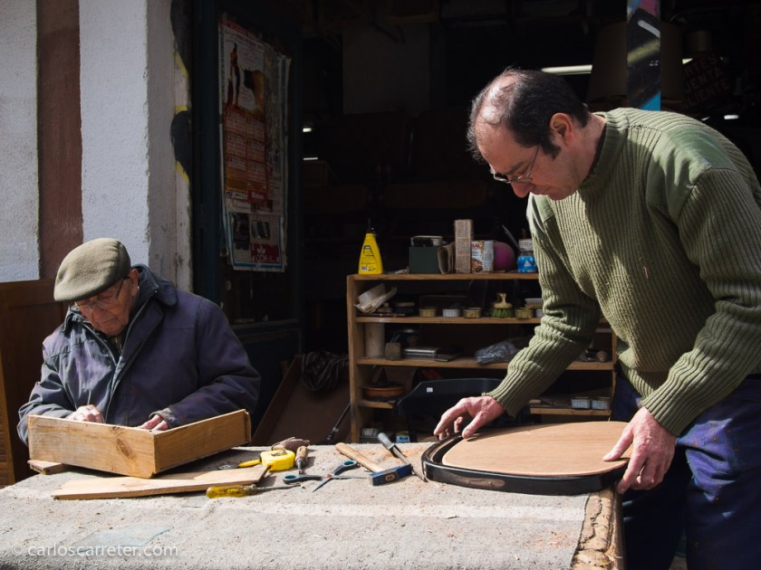 Algunos anticuarios trabajan al aire libre restaurando sus piezas, aprovechando la luz natural y la bondad del tiempo atmosférico.