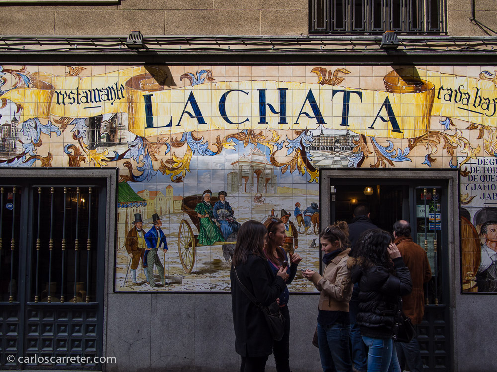 Muy animados estaban los abundantes mesones y restaurantes de la calle Cava Baja.