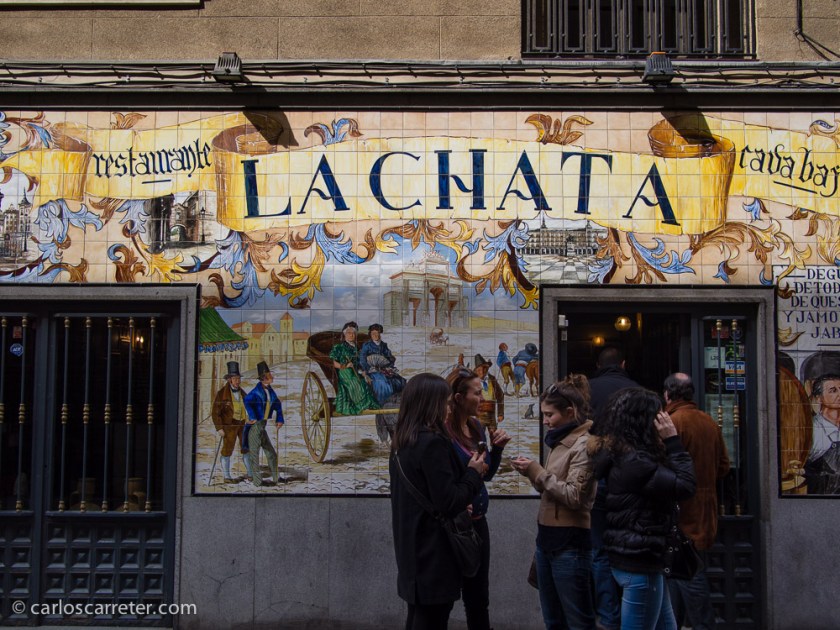 Muy animados estaban los abundantes mesones y restaurantes de la calle Cava Baja.