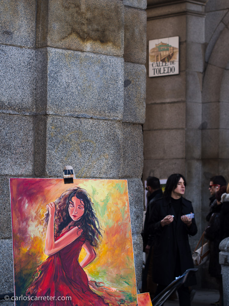 Hemos pasado por la Plaza Mayor, donde nos han sorprendido las pinturas de mujeres raciales vestidas de rojo que se repetían en diversos puestos. ¿A todos los pintores se les ocurre el mismo tema?