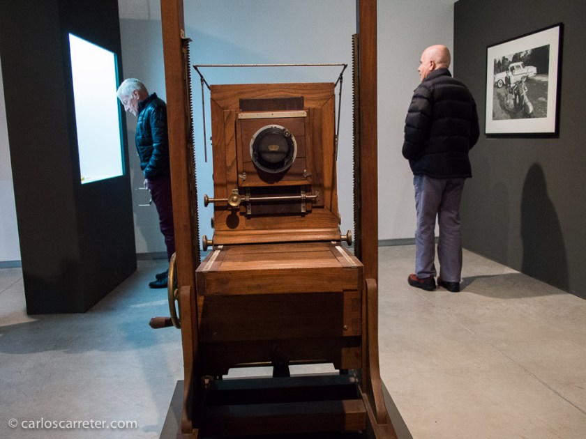 Gran cámara de banco que fue propiedad de Vieitez, aunque imagino que muchas de las fotografías en los pueblos las realizaría con cámaras más ligeras. Quizá la Yashica binocular que también se veía expuesta por allí.