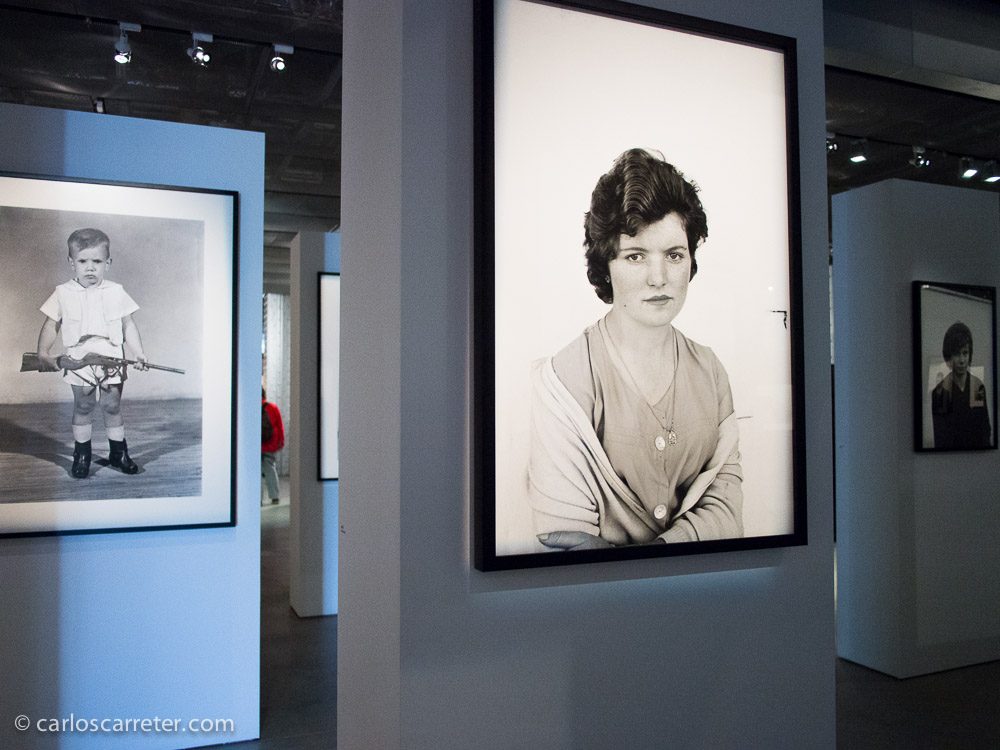 Abundancia de fotografías, retratos principalmente, con tipos diversos, y poses muy personalizadas. Más de lo que uno podría imaginar.