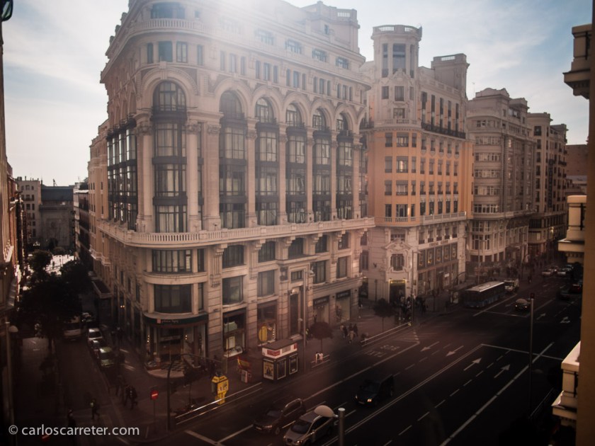 Horrible contraluz, pero que nos permite ver las vistas de la Gran Vía desde las salas de exposiciones del Espacio Fundación Telefónica.