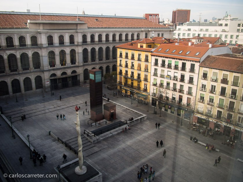 Llegamos al Museo Centro de Arte Reina Sofía, donde los sábados por la tarde, la entrada es gratuita. Pero no hay aglomeraciones. Más de turistas que de locales aprovechando la ocasión. Están más ocupados con las cosas del pelotón futbolero.
