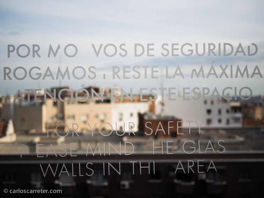 Paseamos un rato por la terraza del edificio Nouvel, donde se encuentra también la librería, sucursal de la Central de Barcelona, donde nos perdemos un rato.