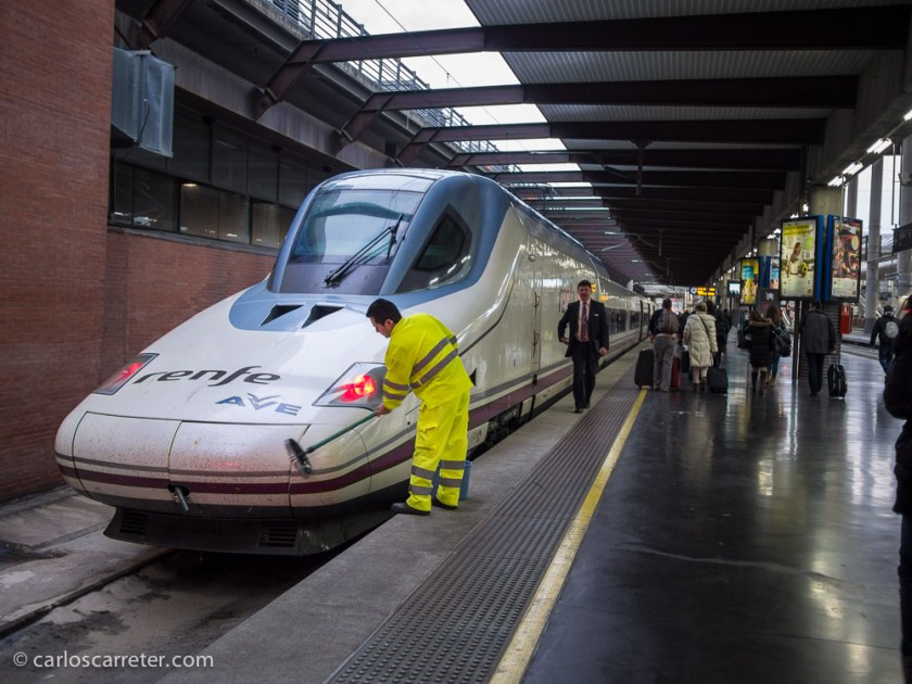 Poco antes de la salida, los encargados del mantenimiento de los trenes, limpian los frontales de los insectos que mueren aplastados contra el tren, que avanza a ratos a 300 km/h.