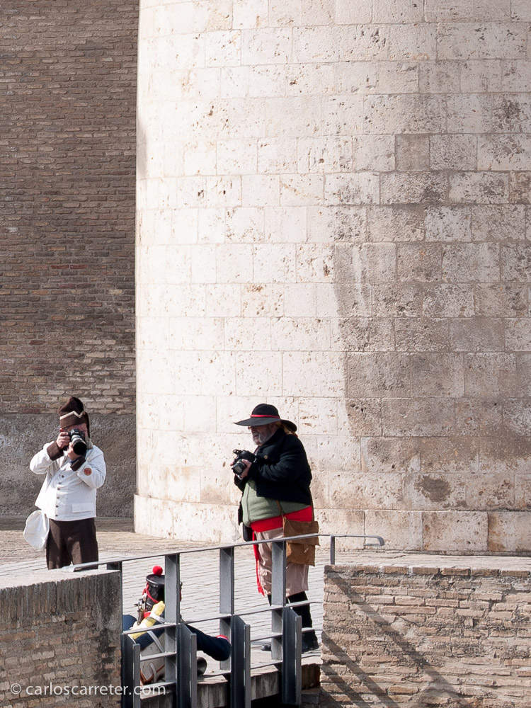 Extraño "armamento" el de estos "combatientes" en plena "recreación" de la batalla en torno a la Aljafería.