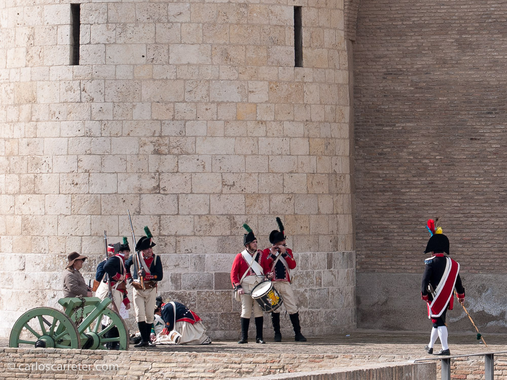 Tropas dispuestas para el combate en torno al palacio de la Aljafería.
