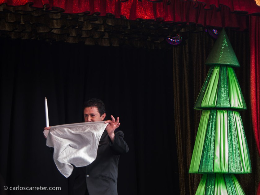 Todo tipo de chiringuitos y animación, como un teatrillo para los niños, donde actuaba un mago cuando pasamos.