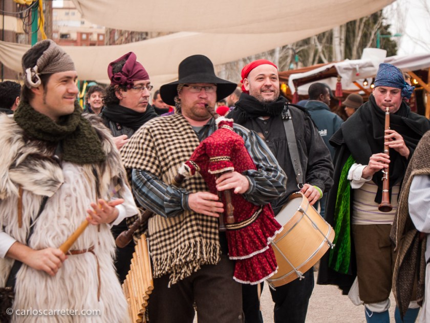 Ya, mientras nos íbamos, un grupo folclórico nos "cerró" la vía de escape. A pesar de ser las dos y media de la tarde, el ambiente se enfriaba y amenazaba lluvia.