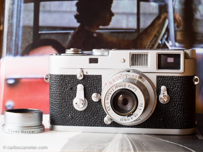 Leica M2 con el objetivo para montura de rosca Leitz Elmar 5 cm 1:2, con adaptador para bayoneta M.