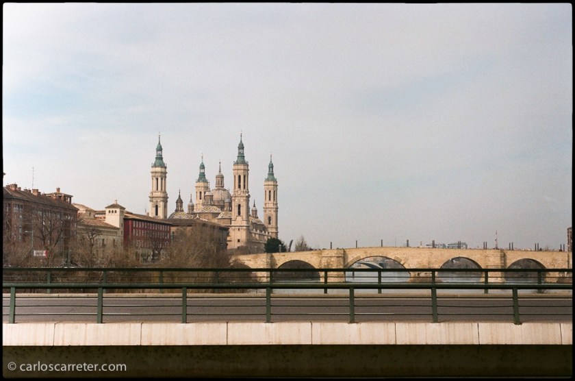 Vista del Pilar y el puente de Piedra desde el puente de Hierro.