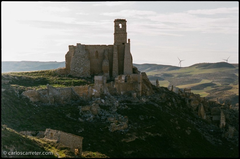 El pueblo viejo de Rodén a contraluz.