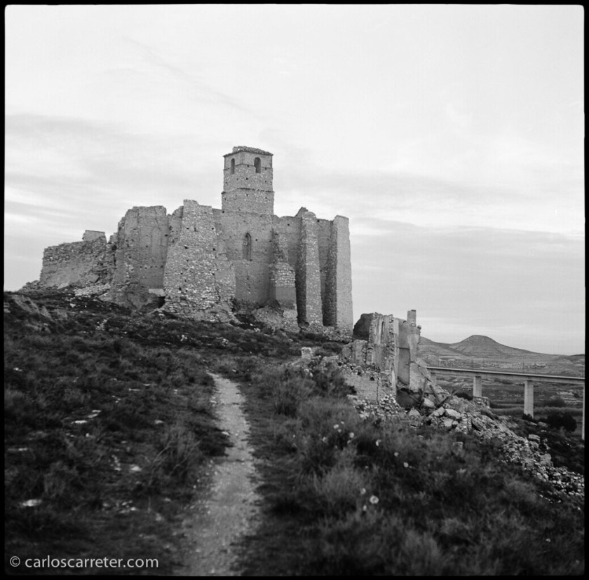 La iglesia del pueblo viejo de Rodén al atardecer.