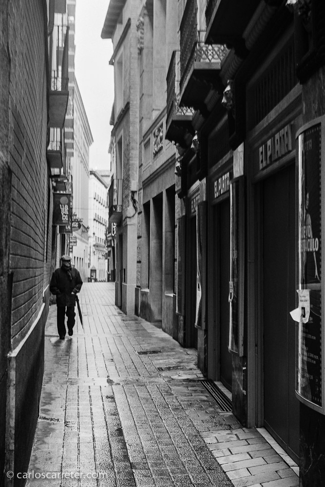 Paseando por el Tubo de Zaragoza, después de la lluvia.
