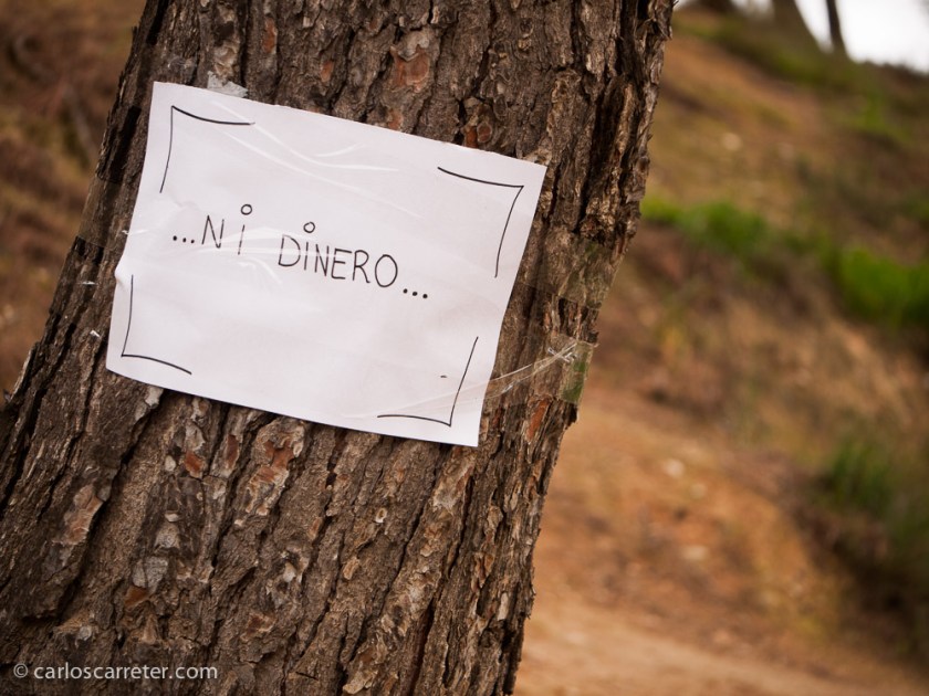 ... pero esta serie de carteles que encontré en el camino que sigue el Canal Imperial...