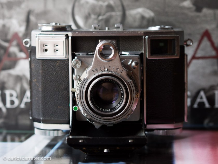 Zeiss Ikon Contessa con un objetivo fijo Tessar 45 mm f/2,8, fabricada a principios de los años 50. Era una cámara para aficionados, e incluía un fotómetro. Muy útil.