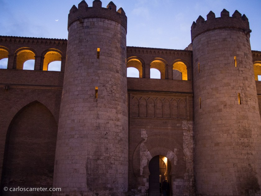 Con un frío relativamente impropio de mitades de marzo, acudimos en un par de autobuses al palacio de la Alfajería, cuando ya caía la tarde.
