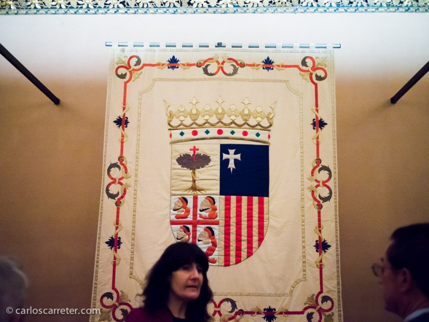 La guía explica a los presentes el origen de los cuarteles del escudo del Reino de Aragón.