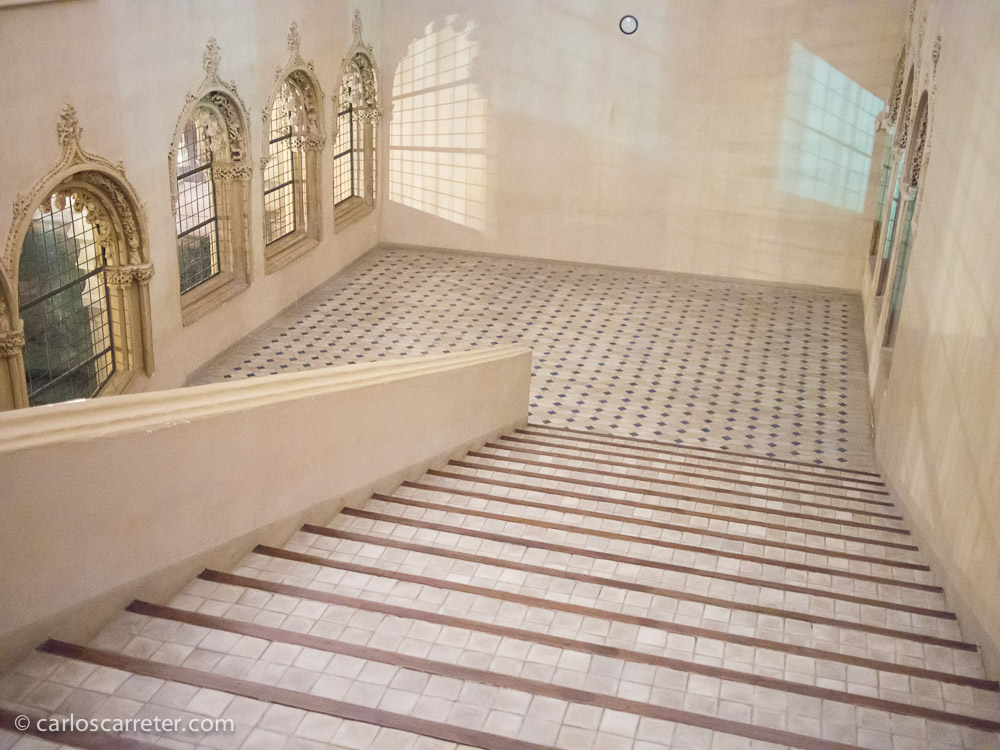 La visita a la parte histórica se realiza por las amplias escalinatas que nos devuelven a los patios.