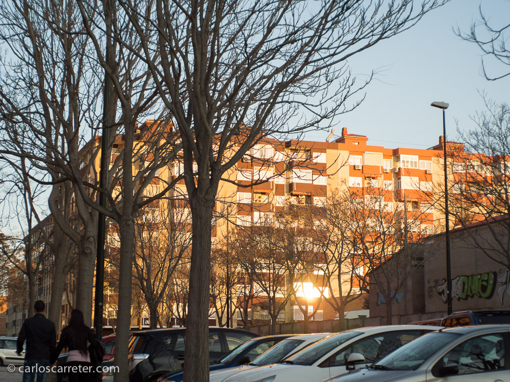 Aguantando una luz intensa y puntual de frente.