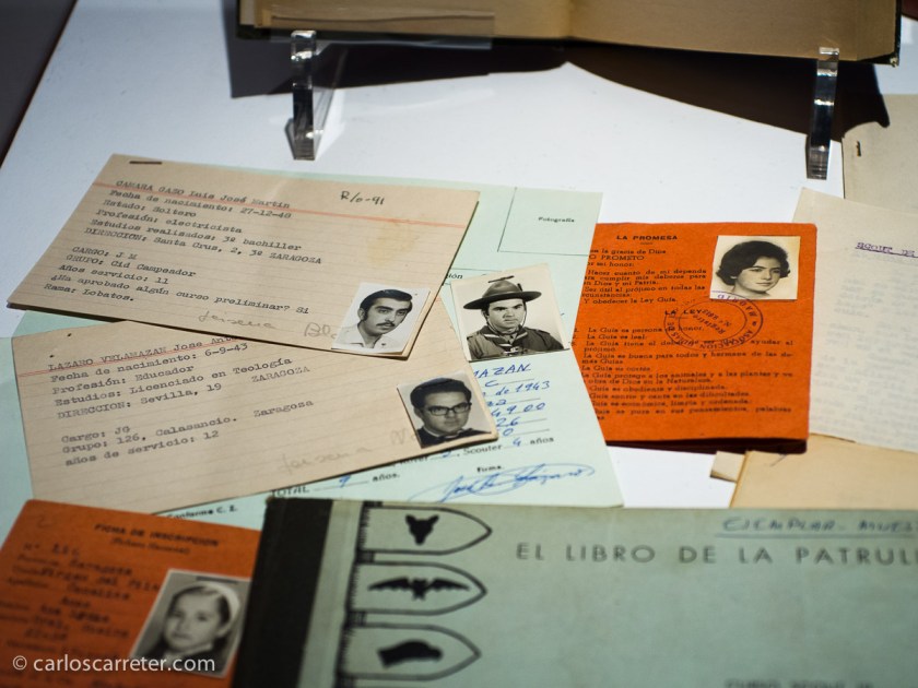 Me hizo gracia la foto, donde aparecen un par de fotos del padre Lázaro, un escolapio que llevaba el grupo del colegio donde estudié; y probablemente el principal "culpable" de que no entrase en este movimiento hasta que tuve edad de ser educador.