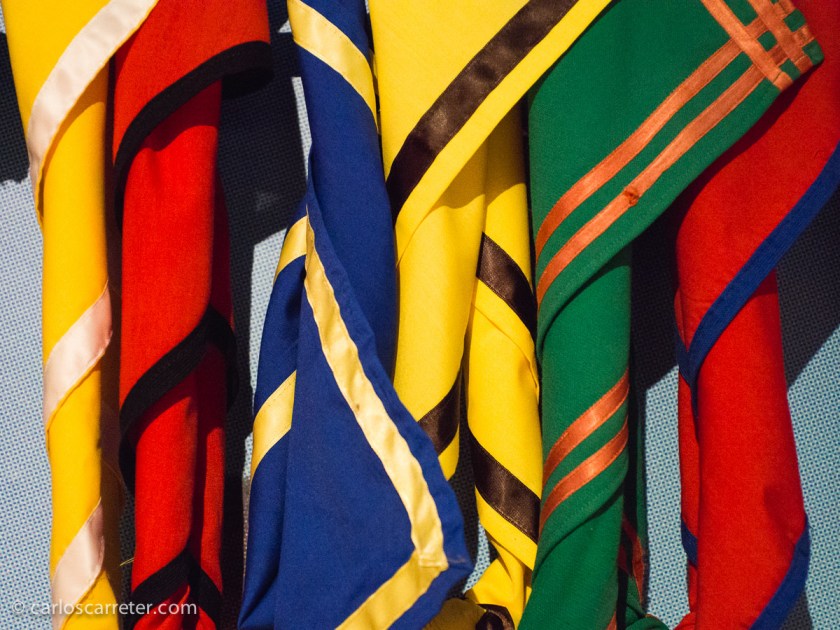 Durante casi seis años consecutivos, y alguna colaboración esporádica posterior, fui educador de tiempo libre en un grupo scout, en el "Guy de Larigaudie", cuya pañoleta amarilla y marrón vemos en la foto.