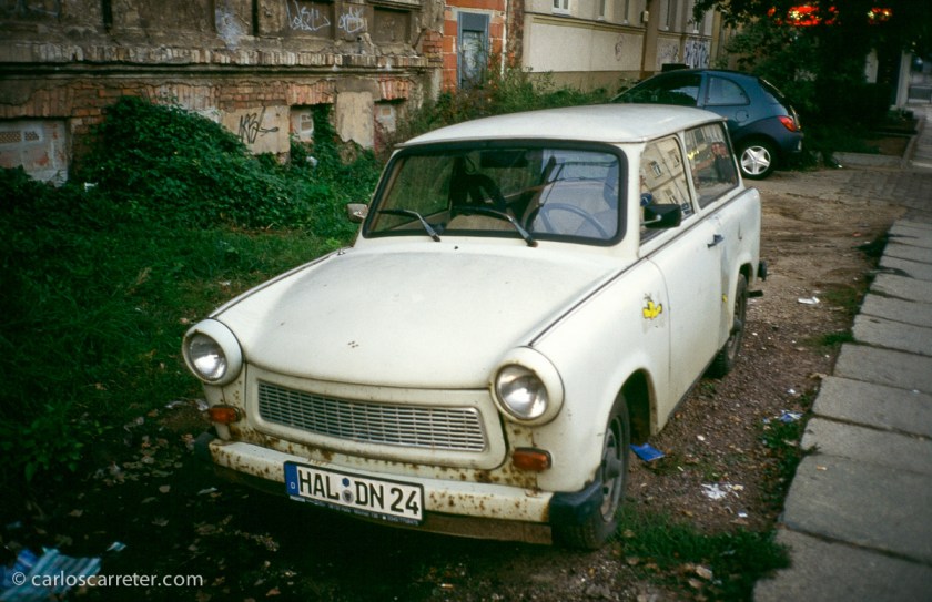 No faltan los Trabant en el "decorado" de la película de hoy; el de la fotografía estaba estacionado en Halle, en 2002, mientras daba un paseo esperando una conexión ferroviaria.