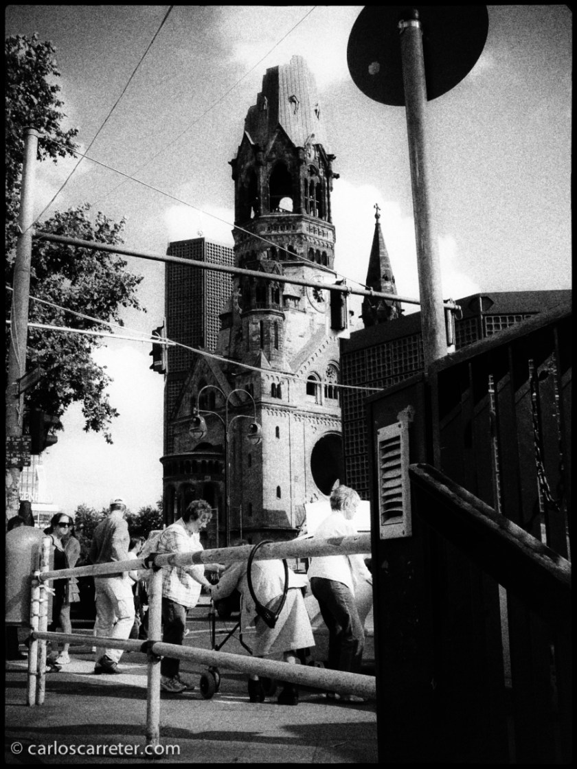 No faltan recuerdo de la barbarie bélica en Berlín; como la ruinosa iglesia conmemorativa que vemos desde la Tauentzienstraße.