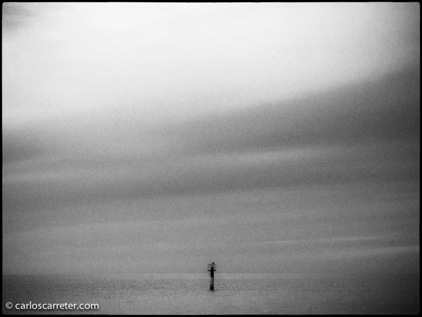 Hemos empezando hablando de novedades que nos llegan desde la orilla del mar en Inglaterra; algún sitio parecido a Margate, donde está tomada esta fotografía del mar del Norte.