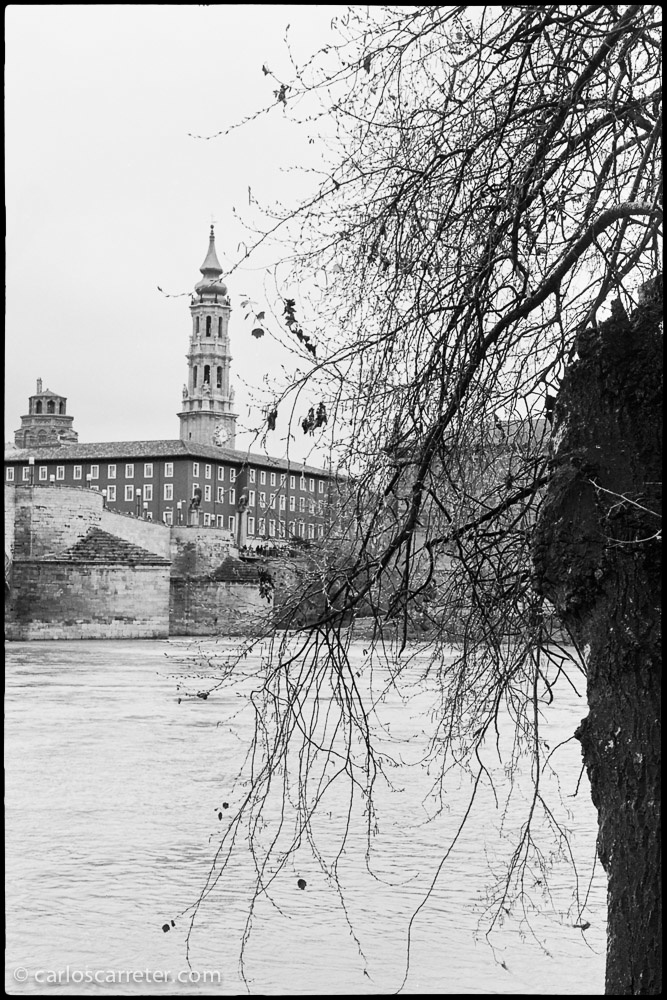Ya que hemos mencionado la Leica M2, os dejo una foto de la Seo de Zaragoza y del río Ebro hecha con la mía.