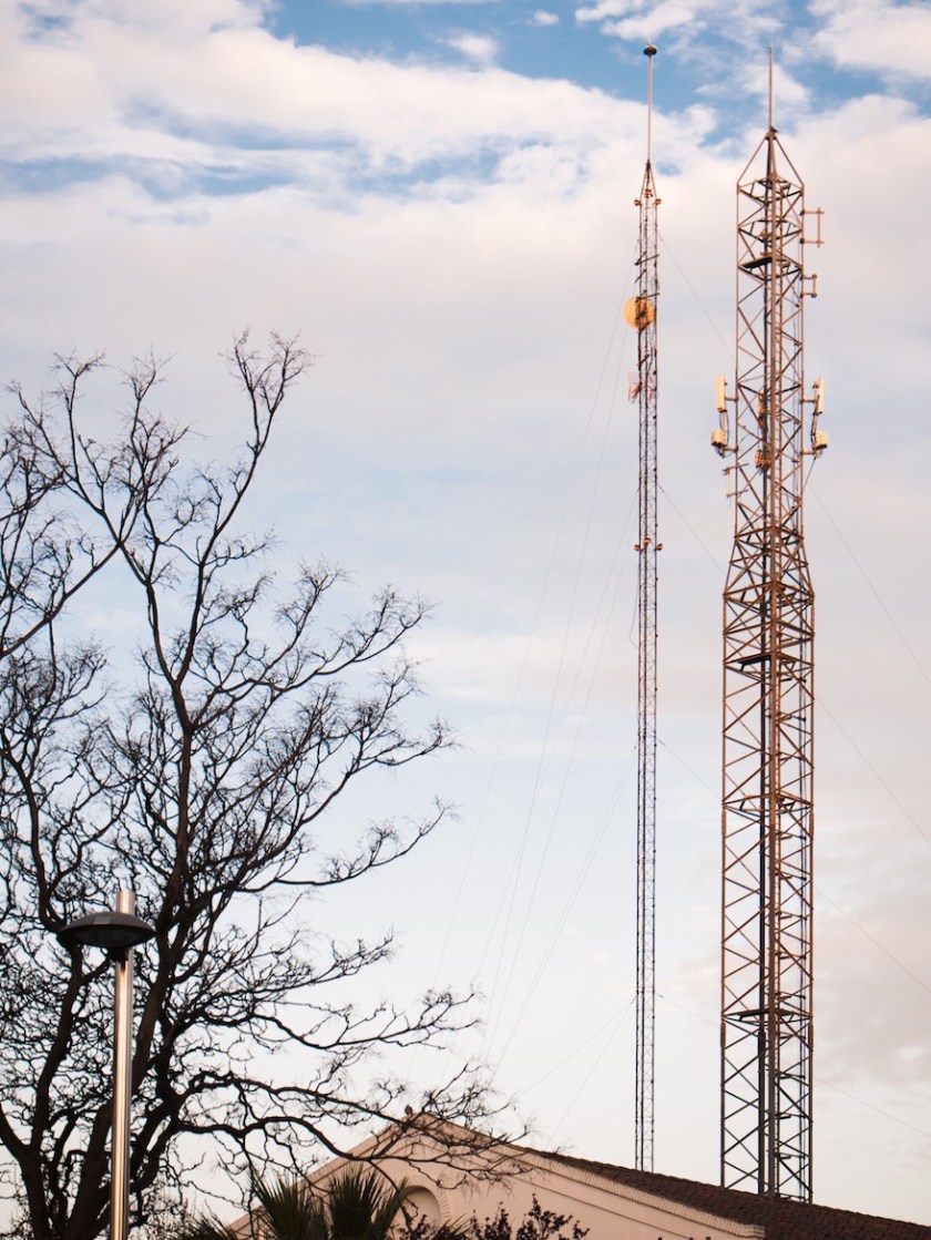 Pues no tengo ninguna foto de dos mundos absolutamente imposibles desde el punto de vista físico como los cuentan en la película; pero puedo poner una estructura que se yergue vertical hacia un mundo "arriba" que no existe. Supongo.