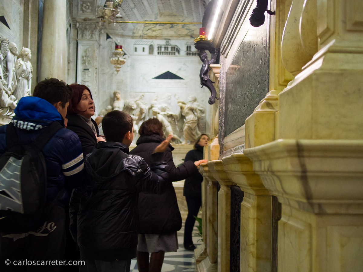 En la tumba del santo, Padua.