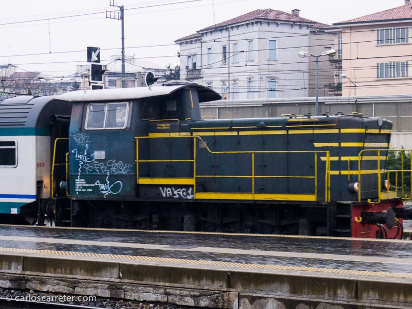 Un tractor de maniobras prepara en Padua una composición para un destino que desconocemos.