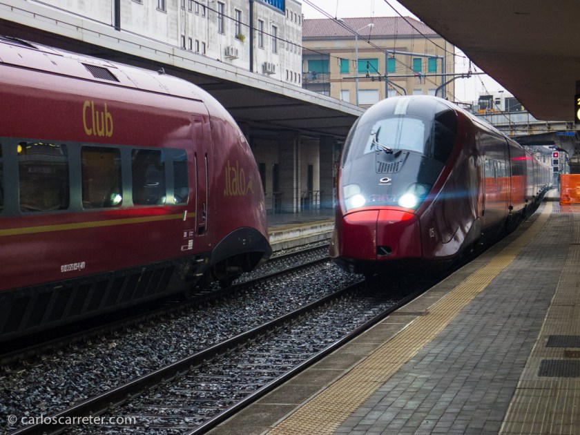 Dos trenes de alta velocidad de NTV, la primera compañía europea privada en ofrecer servicios de alta velocidad, se cruzan en la estación de Padua.