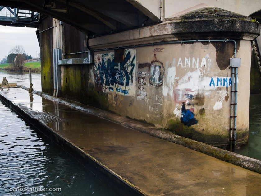 Anna y Francesca, guapas y decididas, los adolescentes de Piombino escriben sus nombres en las paredes con declaraciones de amor. Parece que algún admirador de Anna se ha llegado hasta estas esclusas del Naviglio del Brenta.