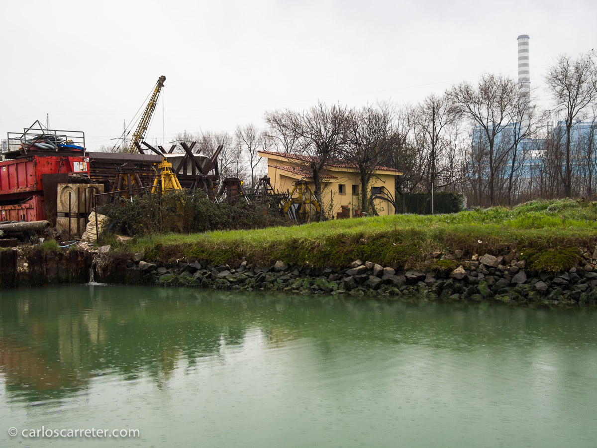 Las grandes zonas industriales no son necesariamente bonitas, como la siderúrgica Luchini de la novela, que existe en la realidad. En la foto, desde el Naviglio del Brenta se vislumbra la zona industrial de Venecia, al sur de Mestre.