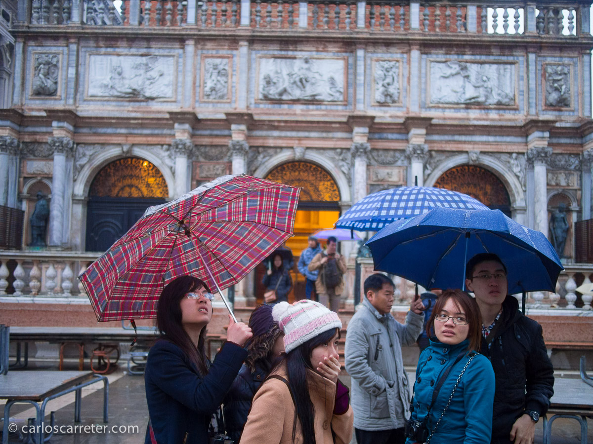 Ante el Campanile y el Palacio Ducal de Venecia.