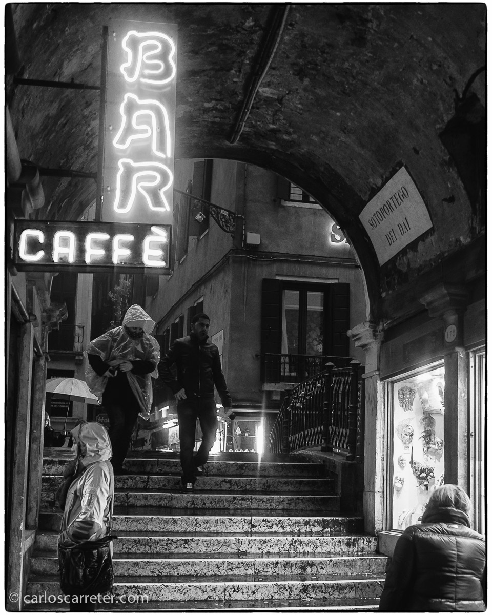 Los juegos de luces y sombras al anochecer en los sotoportegos venecianos.