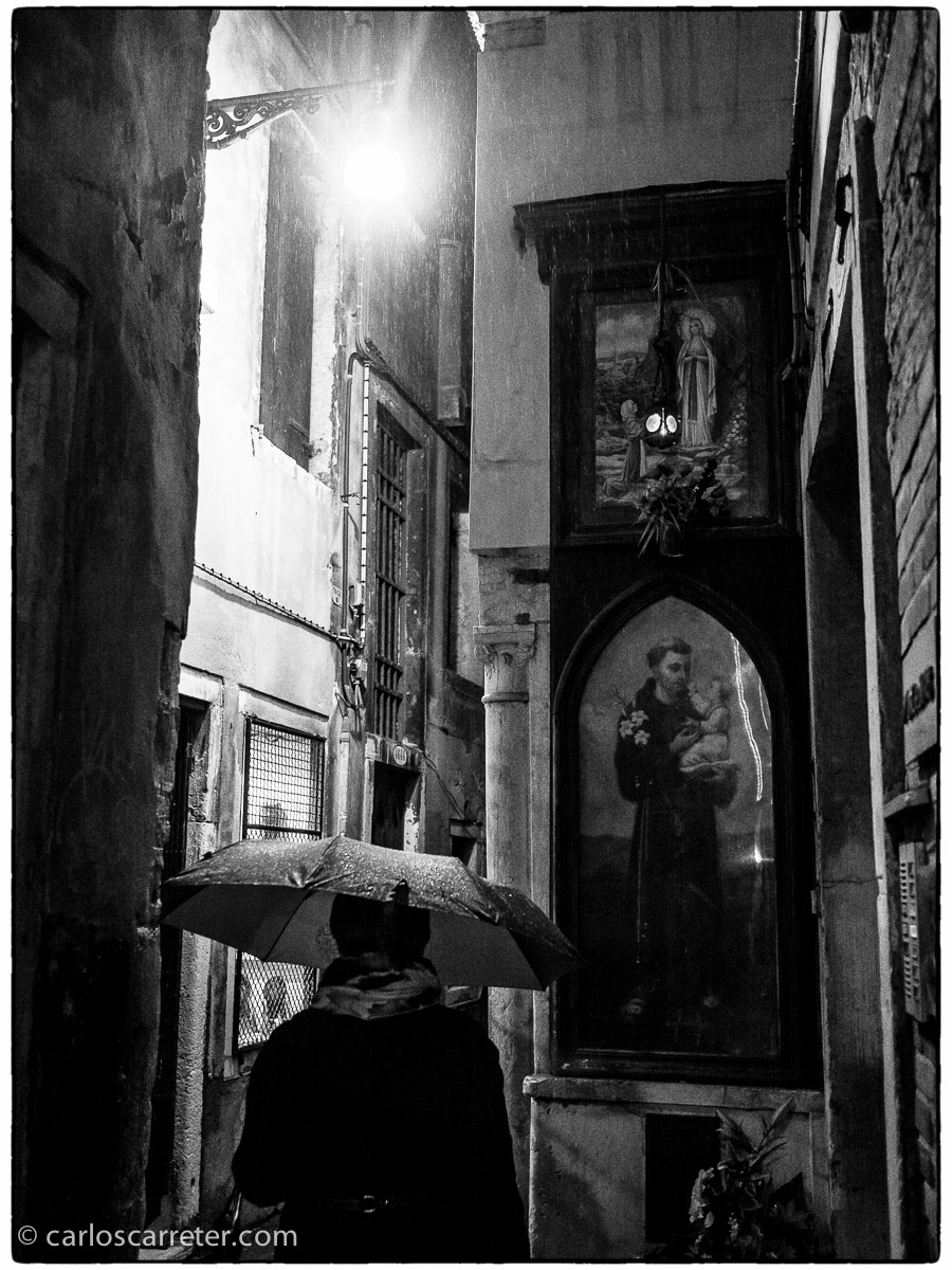 Las hornacinas con vírgenes y santos bajo la lluvia que salpican Venecia y cualquier otra ciudad italiana.