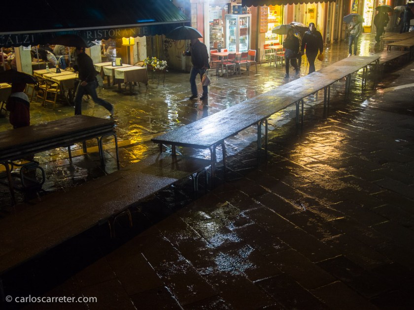 Pasarelas para el "acqua alta" cerca de Santa Lucia, Venecia.