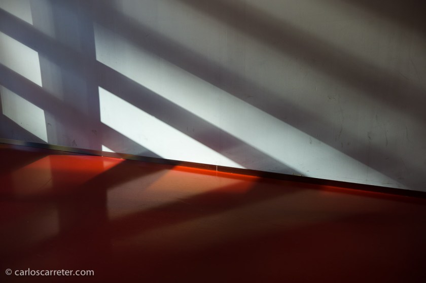 Al salir el cine, dimos un paseo antes de tomar alguna cervecita, porque la tarde estaba muy buena. Y como llevaba una cámara, pues a jugar un poco con las luces y las sombras.