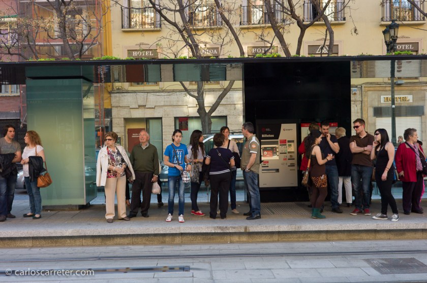 No sé si los colores son especialmente fieles a la realidad; lo que sí que sé es que son muy agradables. Parada del tranvía en Cesaragusto, Zaragoza.
